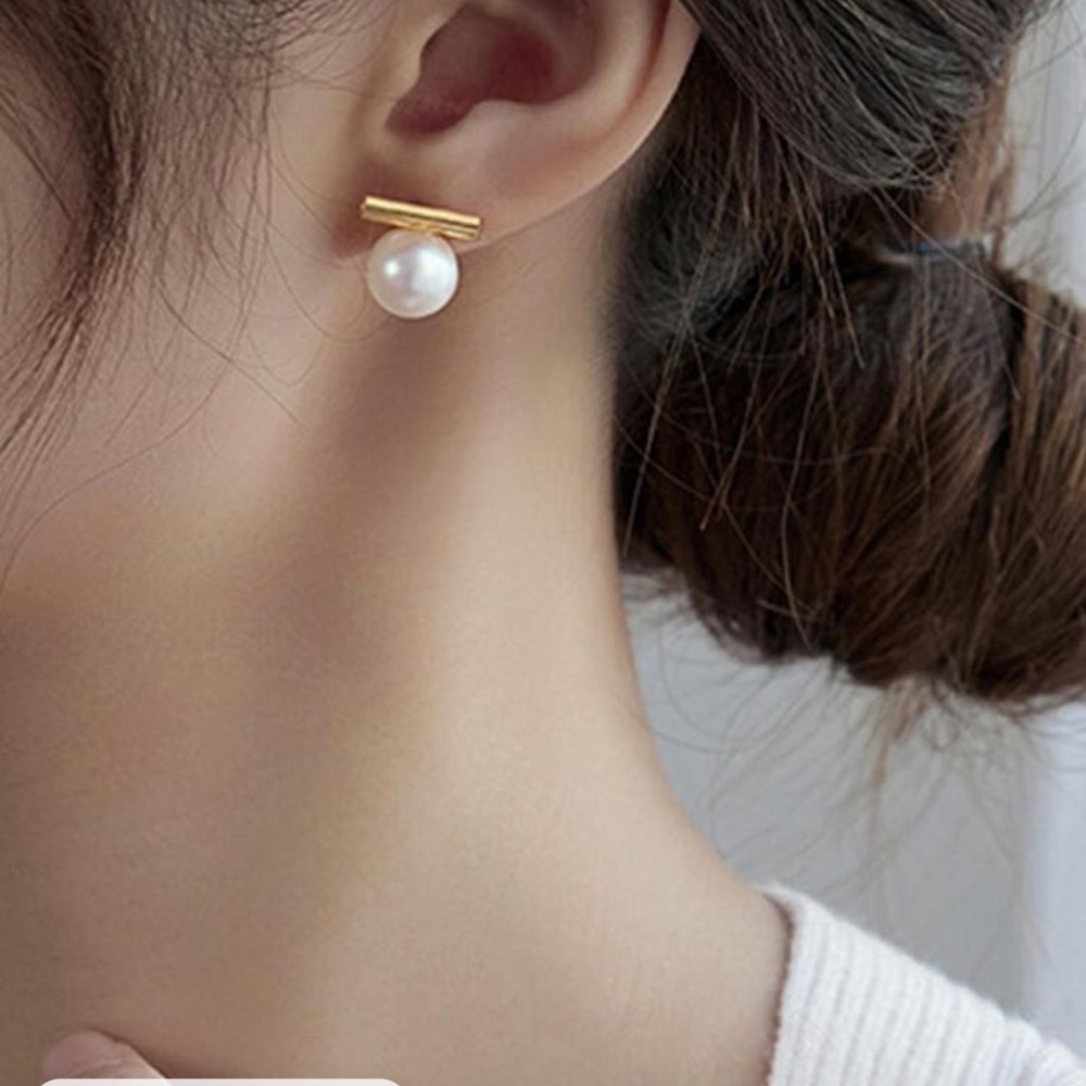 NWT Cute pearl & gold minimalist modern post earrings ✨🤍 - Picture 2 of 3